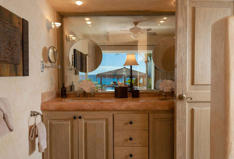 The bathroom offers an exquisite and modern amenities to make your stay as comfortable as possible. The bathroom offers an exquisite and modern amenities to make your stay as comfortable as possible.