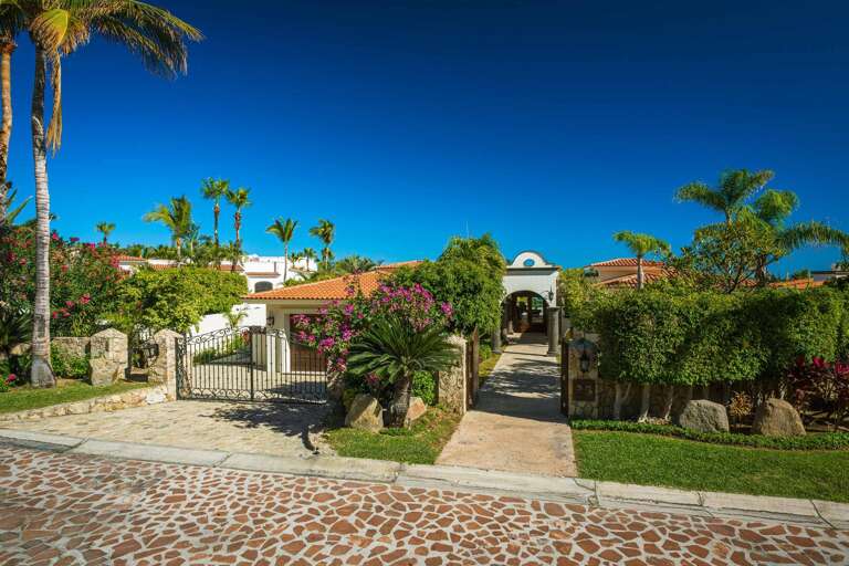 Be greeted with tall palms and bright foliage when you first drive up to Casa Maravilla! Be greeted with tall palms and bright foliage when you first drive up to Casa Maravilla!