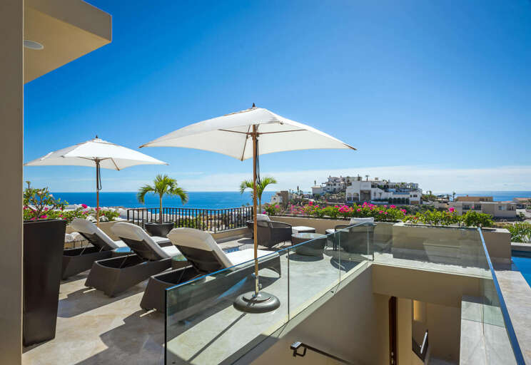 Overlook the beautiful private community of Pedregal and the waves of the Pacific