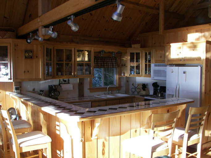 opened kitchen w seating at bar for 4 w dining table seats 6