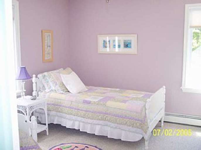 Upstairs bedroom with 2 twin beds Upstairs bedroom with 2 twin beds