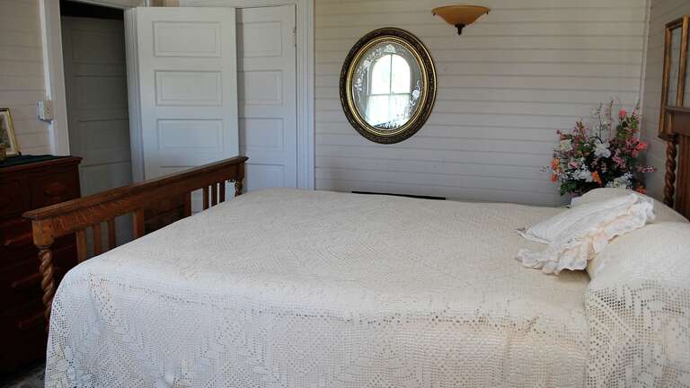 Bed 6 Queen Bed Top Floor