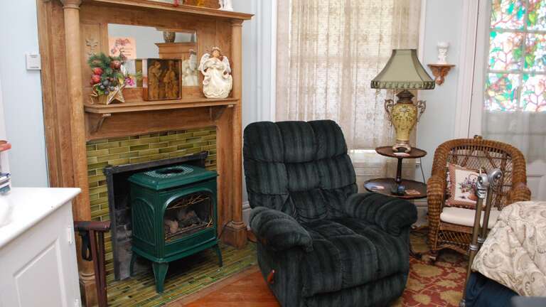 Bed 1 Queen Main Floor (bed to the right) Bed 1 Queen Main Floor (bed to the right)