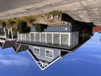 Charming property just 1 min walk to beach access at the Prom