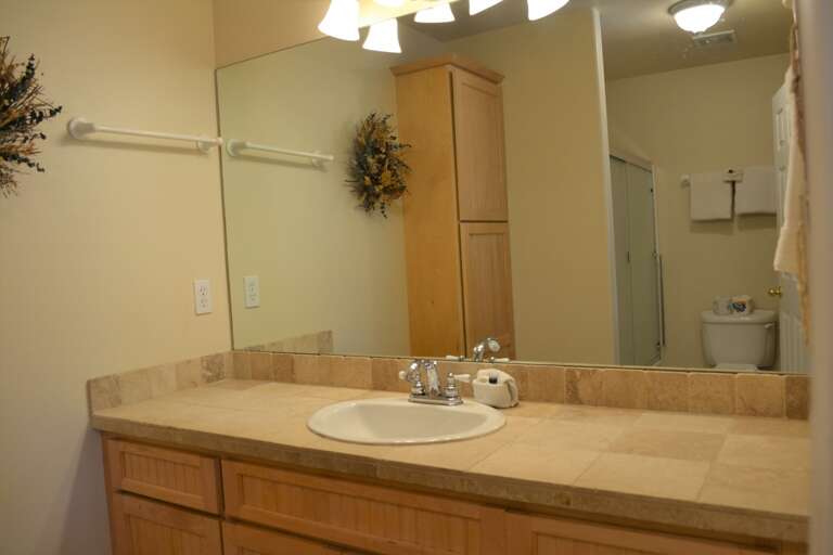 Upstairs Full Bathroom