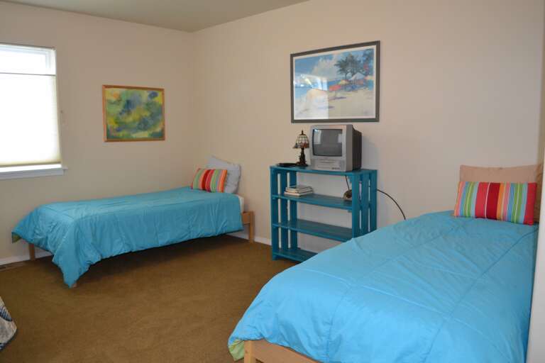 Queen Bed w/2 Twins Upstairs