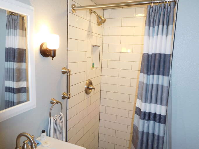 Apt Bath 1 Apt Bath 1