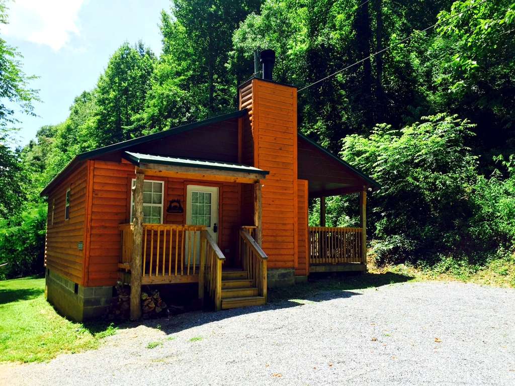 Bears Den Cabin Rental in Townsend, TN Cozy Getaway for 2 Guests