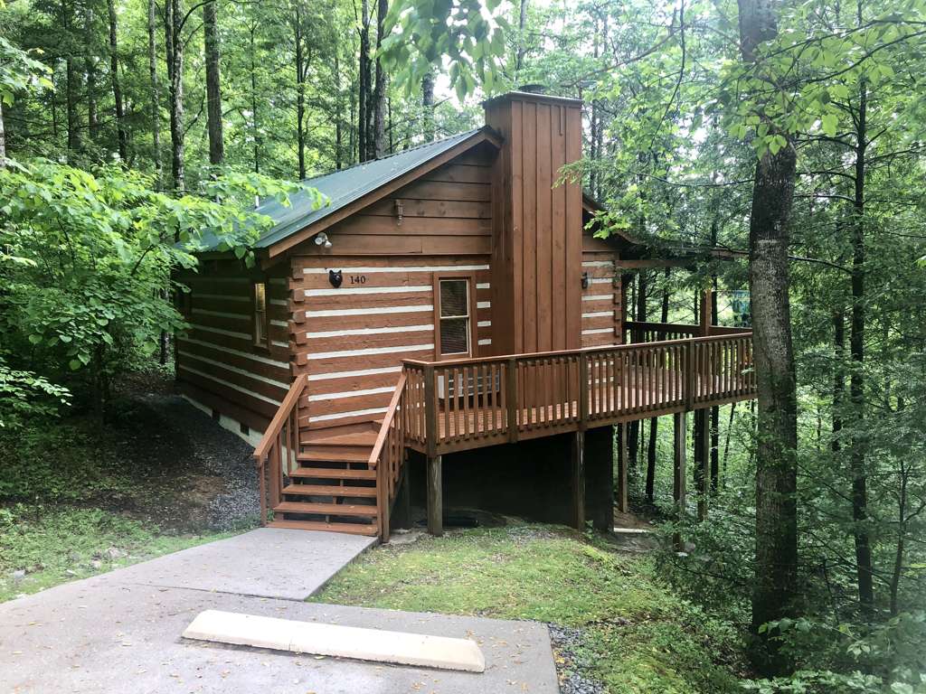 Bearadise Cozy Cabin Rental for 2 in Townsend, TN