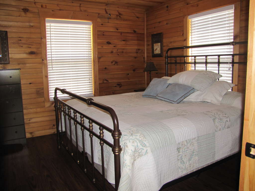 Getaway On Little River Walland, TN Cabin Rental with 3 Bedrooms