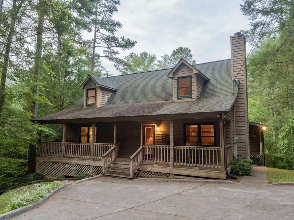 Nestled Inn Cozy 3Bedroom Cabin for Rent in Townsend, TN Sleeps 8