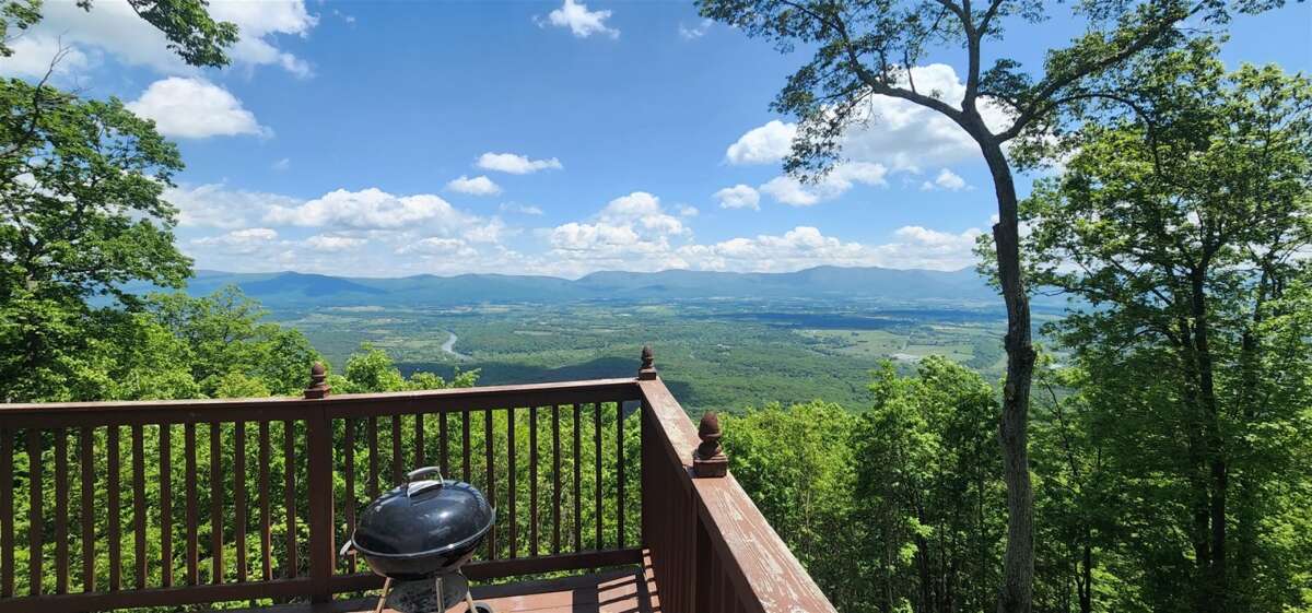 Mountain Top Chalet in Luray Virginia 3 BR AC Full Kitchen (25515