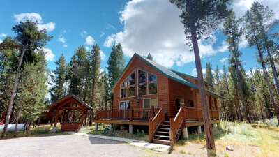 22 MI to YNP | Hot Tub | Huckleberry Inn
