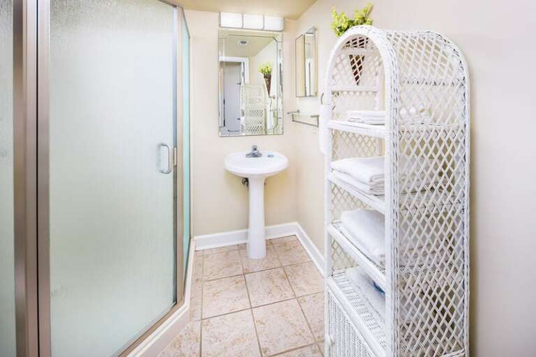 Hallway Bathroom - 
Pelican Isle 308 Fort Walton Beach Okaloosa Island Vacation Rentals Hallway Bathroom - 
Pelican Isle 308 Fort Walton Beach Okaloosa Island Vacation Rentals