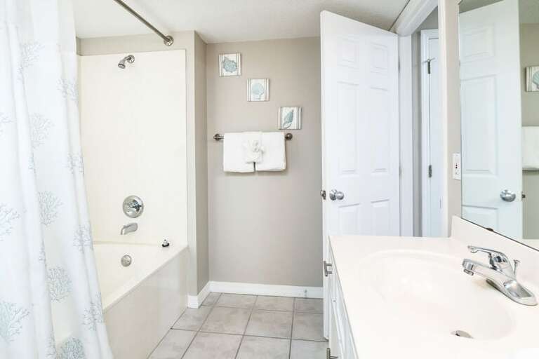 Master Bath - 
Gulf Dunes 413 Fort Walton Beach Okaloosa Island Vacation Rentals