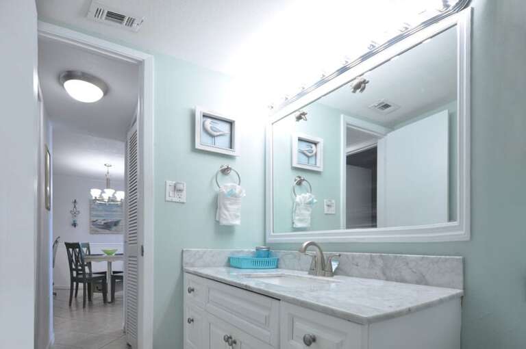 Guest Bath - Emerald Isle Resort 712, Okaloosa Island, Fort Walton Beach Vacation Rentals by Sunset Resort Rentals