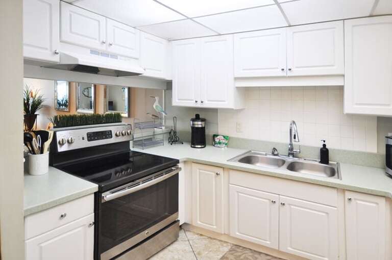 Full Kitchen - Emerald Isle Resort unit 601, Okaloosa Island, Fort Walton Beach Vacation Rentals by Sunset Resort Rentals
