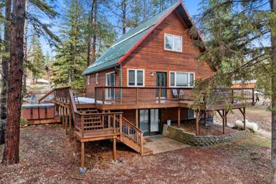Big Jim’s Hideaway –  Hot tub, shuffleboard, and mountain charm near Terry Peak!