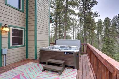 Bigfoot Bungalow - private location with Hot Tub,