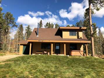 Four Seasons Retreat – Cozy Terry Peak Cabin with Hot Tub & Mountain Views