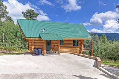 Dakota Log Cabin – Rustic charm, amazing views, wildlife watching & cozy family spaces!