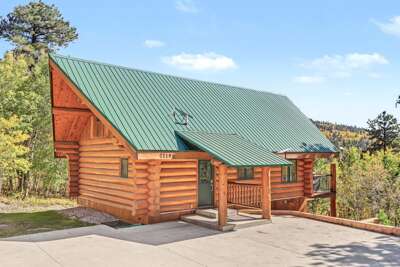Dakota Log Cabin – Rustic charm, amazing views, wildlife watching & cozy family spaces!