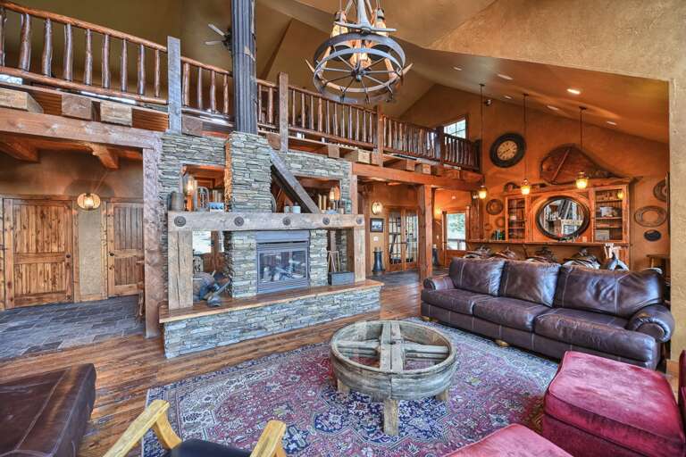 Gilded Mountain Clubhouse sitting area and mini bar with double sided gas fireplace