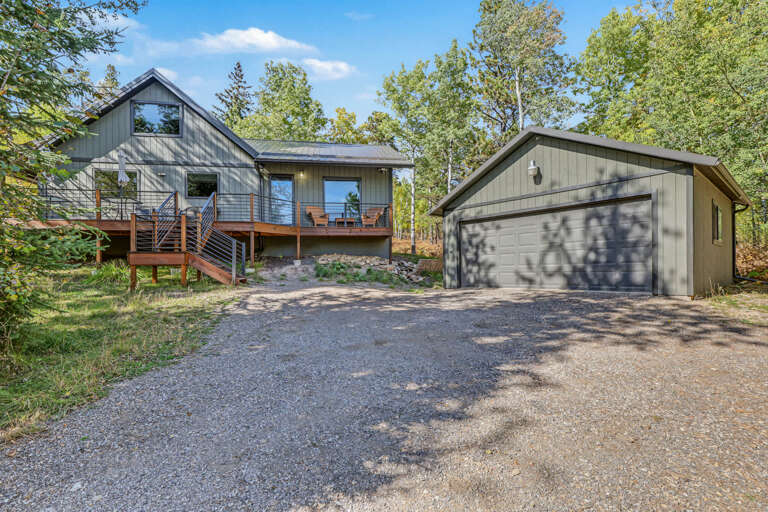 Aspen Acre – Hot tub, wraparound deck, fireplaces & modern mountain charm!