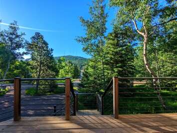 Aspen Acre – Hot tub, wraparound deck, fireplaces & modern mountain charm!