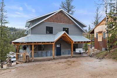 Bullock’s Ridge – Double decks, hot tub, game room & room for the whole crew!