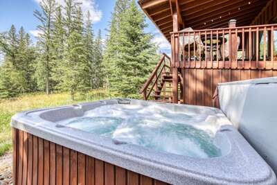 Dino’s Den – Cozy Cabin with Hot Tub, Sauna & Walk-to-Slopes Access