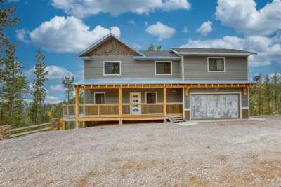 Hickok’s Bluff – Spacious Black Hills Cabin with Views, Hot Tub & Game Room