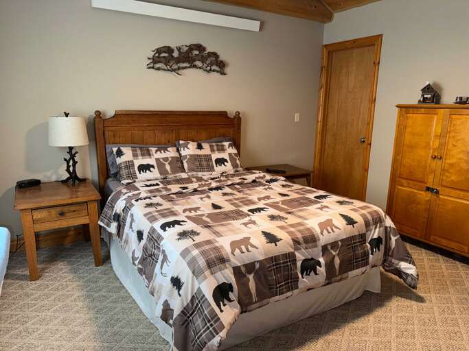 Peaceful Pines Retreat - Creekside !
