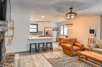 S & S Retreat – Modern Cabin with Hot Tub & Stunning Views Near Terry Peak