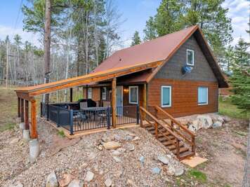 Cozy Cabin Hideaway – Farmhouse charm with hot tub, near Terry Peak!