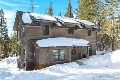 Lucky 7 Lodge – Spacious 4-Bedroom Cabin with Double Decks, Hot Tub & Mountain Views