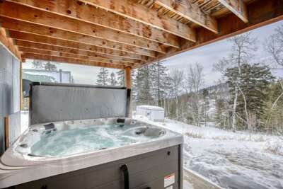 Woodland Retreat – Cozy Cabin with Hot Tub & Ski Access