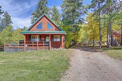 Cozy Black Hills Retreat – Loft, deck, pet-friendly & peaceful mountain views!