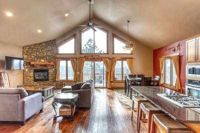 Westwinds Lodge – Stunning Views, Hot Tub & Cozy Retreat