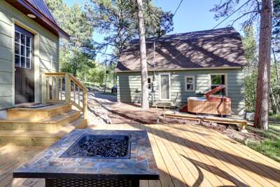 Tall Timbers Lodge – Peaceful Black Hills Cabin with Hot Tub & Fire Table