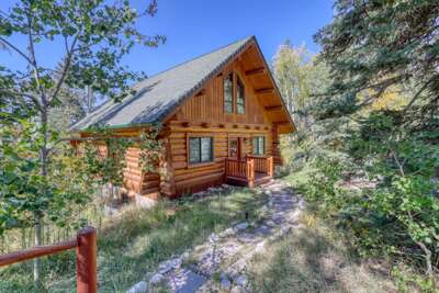 Deer Haven Lodge – Spacious Family Cabin with Hot Tub, Game Room & Scenic Views