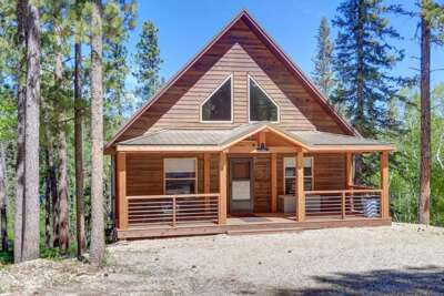 Lookout View Retreat – Cozy 3-Level Cabin with Hot Tub, Loft & Mountain Views