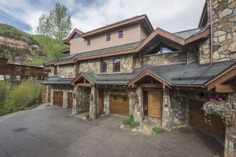 The exterior of this Colorado Mountain vacation rental.