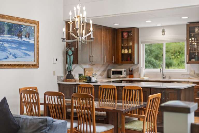 Seating for 8 at the dinner table!