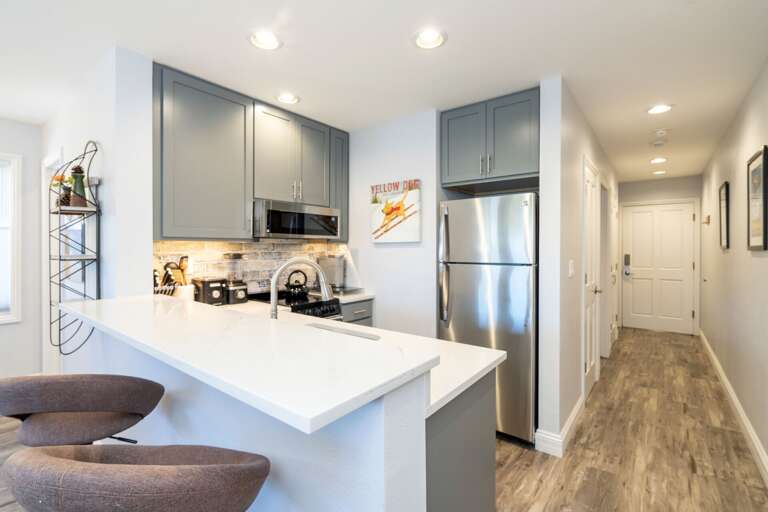 Fully equipped kitchen with 2 bar stools