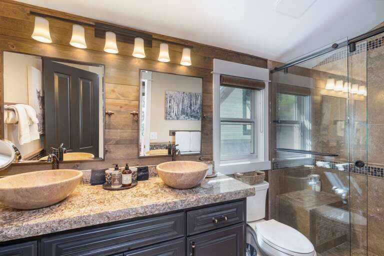 Main bedroom ensuite bathroom.