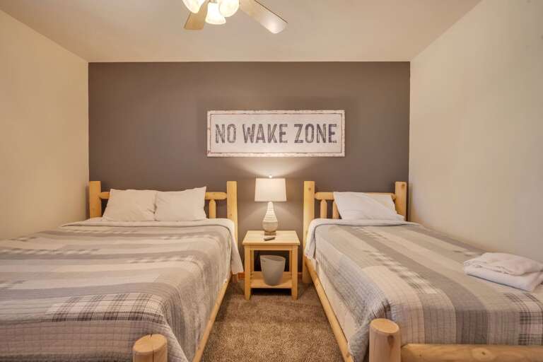 1 Queen Bed & 1 Twin Bed Bedroom 4 (Sleeps 3).