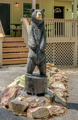 The grizzly bear statue that this Lake Harmony rental is named after, in the front driveway. The grizzly bear statue that this Lake Harmony rental is named after, in the front driveway.