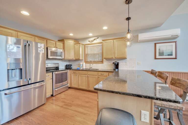 Be a Chef with this Modern Kitchen and Breakfast Bar with Seating. Be a Chef with this Modern Kitchen and Breakfast Bar with Seating.