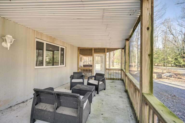 Screened In Patio with Woodsy Views
